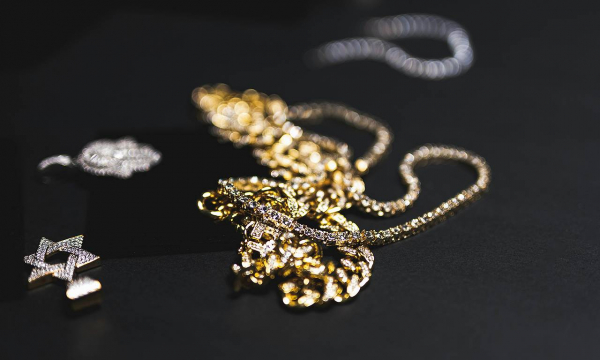 Женщина купила старинную брошку за две тысячи рублей и продала за миллион